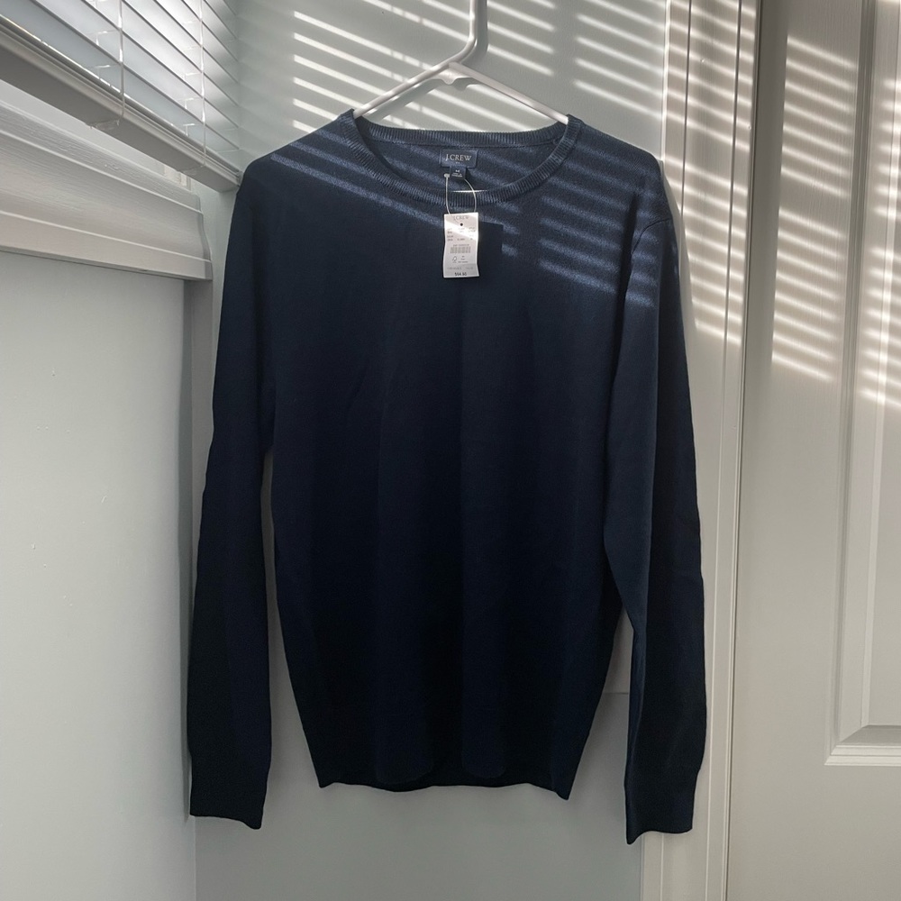 Men’s size medium sweater, never been worn!